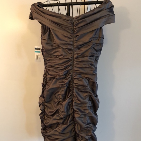 ❤️‍🔥CACHET Evening Gown off the shoulders with sparkling rhinestone accent.SZ16 - Picture 4 of 8